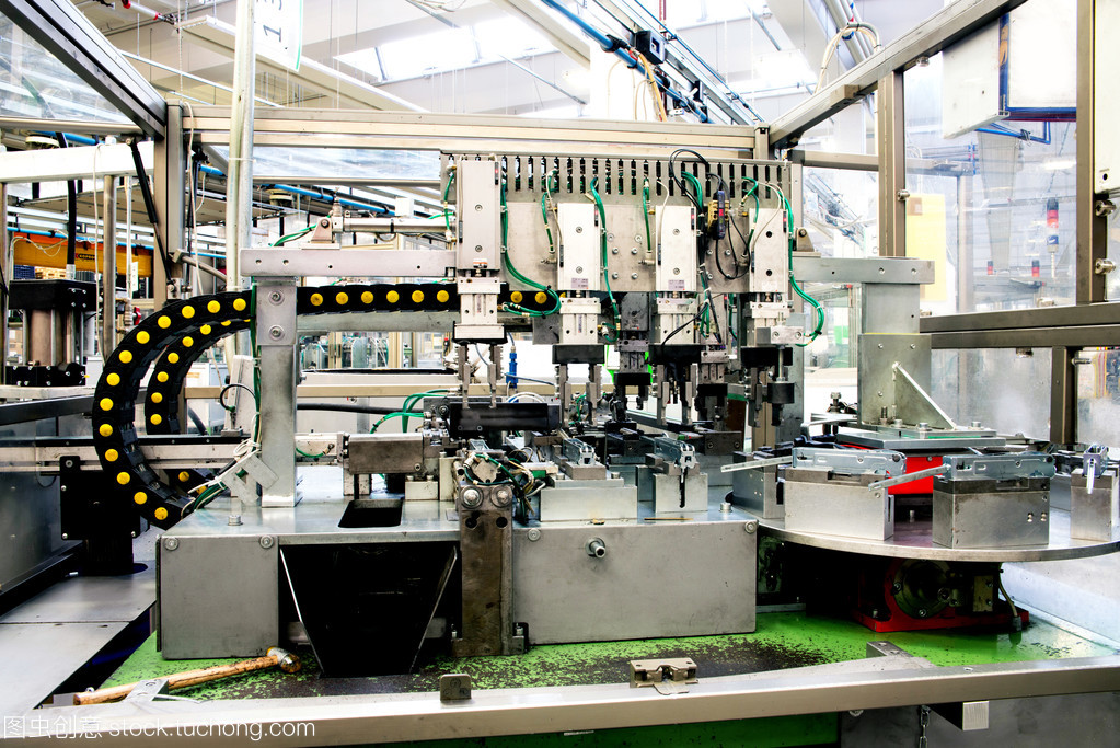 工业自动化︰ 自动化生产线和机器人