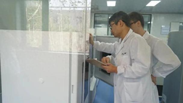 上海丰科生物工作人员正在育种实验室里查看产品,采集数据.资料图
